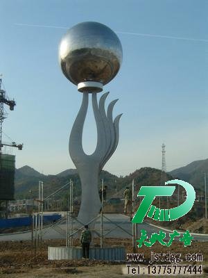 大型不銹鋼雕塑安裝現場3